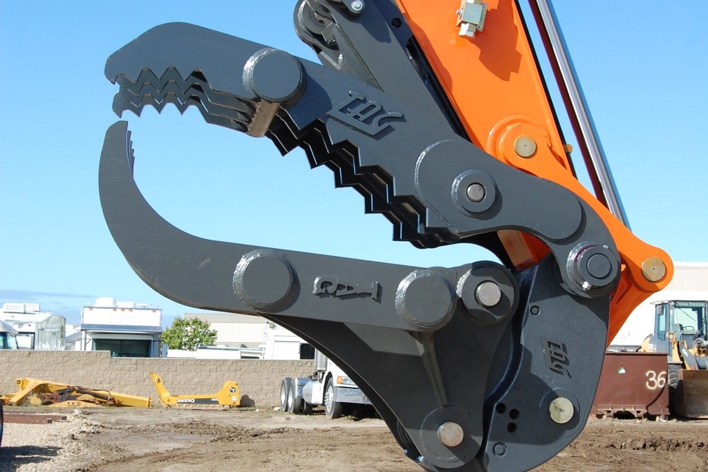 main-pin hydraulic thumb